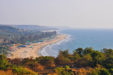 Arambol plajının dolambaçlı sahillerinden büyüleyici manzara, Goa, Hindistan