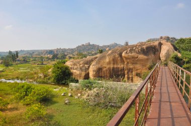 Eski demir köprü, Hampi Villige 'deki büyük bir uçurumun zeminine karşı..