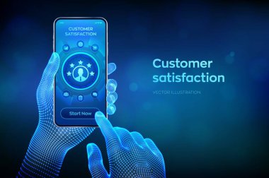 Müşteri memnuniyeti. Müşteri anketi ve geri bildirim analizi. Müşteri hizmetleri için pazarlamada yapay zeka ve otomasyon teknolojisini kullanmak. Yakın plan akıllı telefon, kablo çerçeveli ellerde. Vektör illüstrasyonu