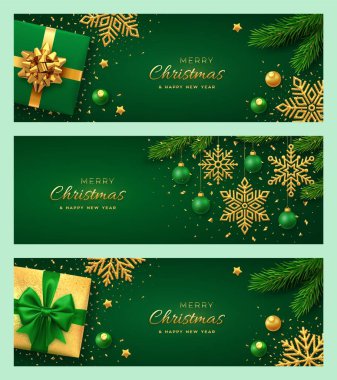 Noel afişi. - Mutlu yıllar. Altın yaylı hediye kutuları, altın kar taneleri, parlayan metalik yıldızlar ve toplar, çam veya köknar dalları. Yeşil başlık arka planı, kart, poster. Vektör illüstrasyonu