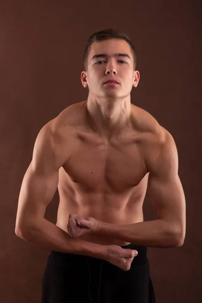 Przystojny Muskularny Nastolatek Bez Koszuli Napinający Mięśnie — Zdjęcie stockowe