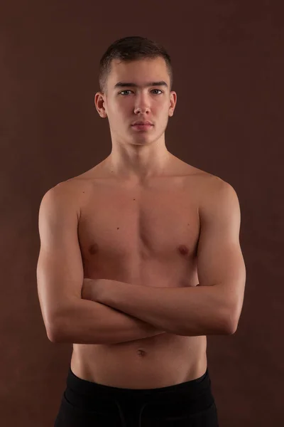 Przystojny Muskularny Nastolatek Bez Koszuli Napinający Mięśnie — Zdjęcie stockowe