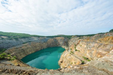 Phichit, THAILAND - 4 Mayıs 2022: Güneydoğu Asya 'nın en büyük altın madenciliği olan Akara Madencilik Kaynakları' nda çalışma alanı resmi.