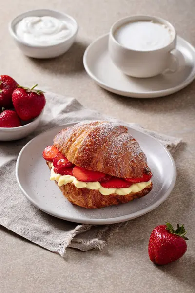 Çilekli kruvasan ve kahve ve yoğurtlu vanilyalı krema.