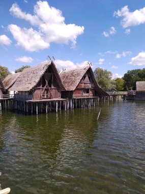 Stilt evleri (Pfahlbauten), Unteruhldingen kasabasındaki Taş ve Bronz Çağı evleri, Baden-Wurttemberg Eyaleti, Almanya