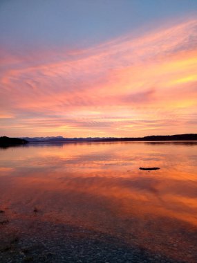 Starnberg Gölü 'nde güzel gün batımı