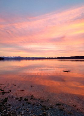 Starnberg Gölü 'nde güzel gün batımı