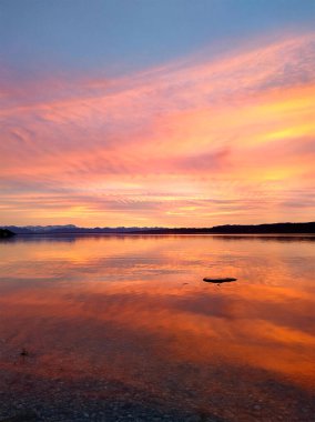 Starnberg Gölü 'nde güzel gün batımı