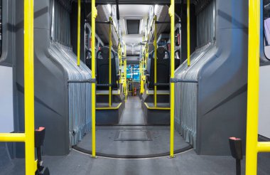 Eklemli bir otobüsün içi. Alt kattaki araç. Toplu taşıma fuarı LAT.BUS 2022 'de So Paulo şehrinde sergileniyor.