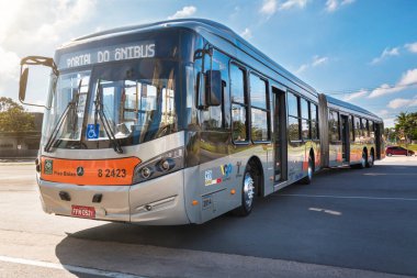 Otobüs aracı Caio Millennium BRT Super Articulado Mercedes-Benz O-500 UDA 2012, Brezilya 'nın Barueri kentinde düzenlenen Otobüs Brezilya Festivali 2022' de sergilenmektedir..