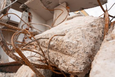 Yıkılan bir binanın görüntüsü. Beton, tuğla ve çelik kirişler.