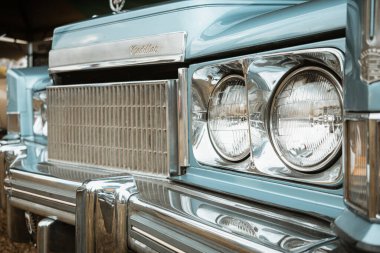Klasik bir Cadillac Eldorado 1974 Brezilya 'nın Londrina kentindeki klasik bir araba fuarında sergileniyor..