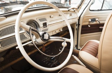 1971 model klasik bir Volkswagem Fusca Beetle 'ın iç ayrıntıları Brezilya' nın Londrina kentindeki klasik bir araba fuarında sergileniyor..