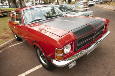 1975 model Chevrolet Caravan 'ın ön tarafı Brezilya' nın Londrina kentindeki bir klasik araba fuarı fuarında sergileniyor. Yıllık klasik araba toplantısı.