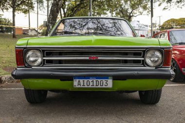 Araç Chevrolet Opala 4100 (1973) Brezilya 'nın Londrina kentindeki klasik araba fuarında sergilenmektedir. Yıllık klasik araba toplantısı.
