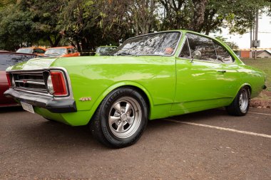 Araç Chevrolet Opala 4100 (1973) Brezilya 'nın Londrina kentindeki klasik araba fuarında sergilenmektedir. Yıllık klasik araba toplantısı.