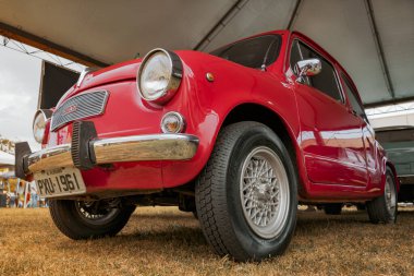 Araç Fiat 500 1972, Brezilya 'nın Londrina kentindeki bir klasik araba fuarında sergilenmektedir. Yıllık klasik araba toplantısı.