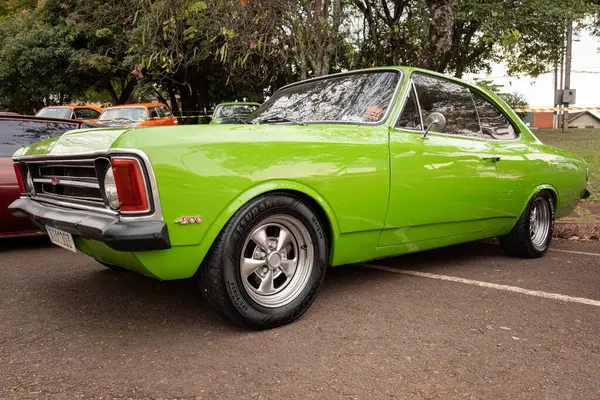 Araç Chevrolet Opala 4100 (1973) Brezilya 'nın Londrina kentindeki klasik araba fuarında sergilenmektedir. Yıllık klasik araba toplantısı.