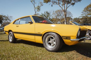Ford Maverick 1974 Brezilya 'nın Londrina kentindeki bir klasik araba fuarında sergileniyor.. 