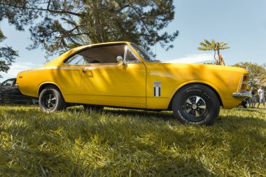 Chevrolet Opala 1975, Brezilya 'nın Londrina kentindeki klasik arabaların aylık toplantısında sergileniyor..