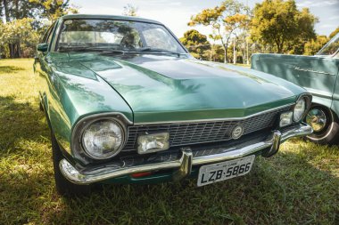 Ford Maverick 1976, Brezilya 'nın Londrina kentindeki klasik arabaların aylık toplantısında sergileniyor..