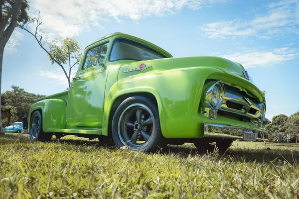 Ford F-100 aracı Brezilya 'nın Londrina kentindeki klasik arabaların aylık toplantısında sergileniyor..