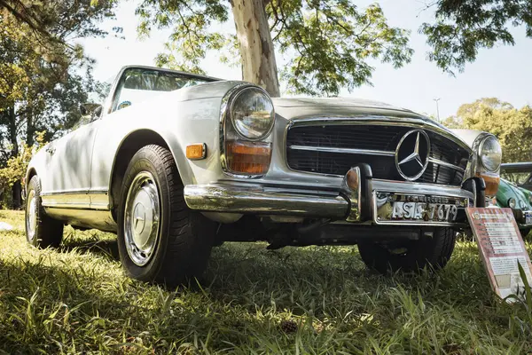 Mercedes-Benz 280 SL 1971 Brezilya 'nın Londrina kentindeki klasik arabaların aylık toplantısında sergileniyor..