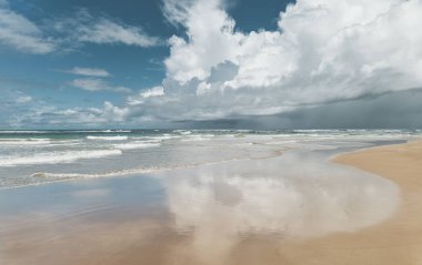 Ufukta bir sürü dalga ve fırtına bulutu olan bir sahil. Brezilya kıyıları