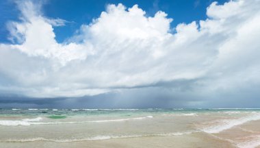 Ufukta bir sürü dalga ve fırtına bulutu olan bir sahil. Brezilya kıyıları