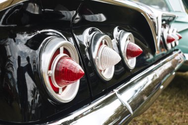 Chevrolet Impala Spor Sedan 1961 'in arka görüntüsü klasik araba fuarında sergileniyor.