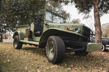 Eski askeri araç 1942 Dodge, Brezilya 'nın Londrina kentindeki klasik arabaların aylık toplantısında sergileniyor..