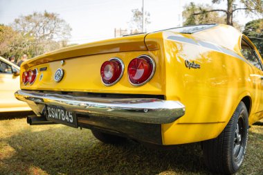 Chevrolet Opala 1975, Brezilya 'nın Londrina kentindeki klasik arabaların aylık toplantısında sergileniyor..