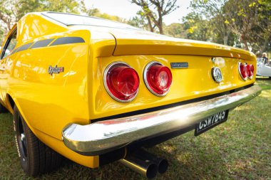Chevrolet Opala 1975, Brezilya 'nın Londrina kentindeki klasik arabaların aylık toplantısında sergileniyor..