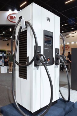 Brezilya 'nın So Paulo kentinde düzenlenen LAT.BUS 2024 fuarında elektrikli benzin istasyonları için hızlı şarj istasyonları sergileniyor..