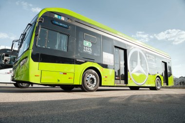 Otobüs aracı Caio E-Millennium Mercedes-Benz O-500U 2023, Brezilya 'nın So Paulo şehrinde düzenlenen LAT.BUS 2024 gösterisinde sergileniyor..