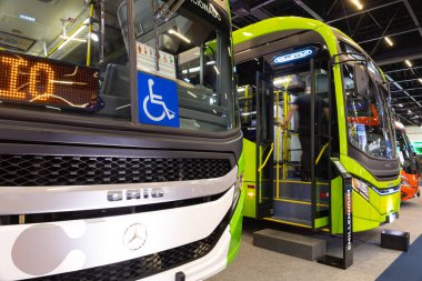 Özel ihtiyaçları olan insanlar için uyarlanmış bir şehir taşıma otobüsünün önü. Kentsel erişilebilirlik.