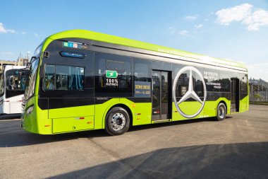 Otobüs aracı Caio E-Millennium Mercedes-Benz O-500U 2023, Brezilya 'nın So Paulo şehrinde düzenlenen LAT.BUS 2024 gösterisinde sergileniyor..