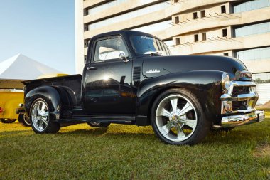 1954 Chevrolet 3100, Brezilya 'nın Londrina kentindeki Üçüncü Antik Otomobil Günü' nde sergileniyor..