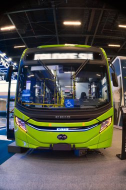 Caio E-Millennium BYD 2024 otobüsü, Brezilya 'nın So Paulo şehrinde düzenlenen LAT.BUS 2024 gösterisinde sergileniyor..