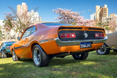 1976 Ford Maverick GT V8 302 Güney Brezilya 'nın Londrina kentindeki Üçüncü Antik Otomobil Günü' nde sergileniyor..