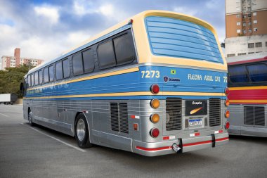 CMA Flecha Azul VI Scania K113CLB 1996 klasik Brezilya otobüsü Brezilya 'daki Brasil Festivali 2024 numaralı otobüs fuarında sergileniyor.