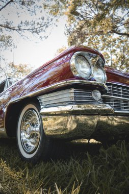 1963 model Cadillac Fleetwood 60. özel Sedan arabasının ön görüntüsü Brezilya 'nın Londrina şehrinde klasik arabaların aylık toplantısında sergileniyor..