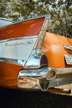 Araç Chevrolet Bel Air 1957 Brezilya 'nın Londrina şehrinde klasik arabaların aylık toplantısında sergileniyor..