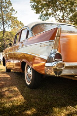 Araç Chevrolet Bel Air 1957 Brezilya 'nın Londrina şehrinde klasik arabaların aylık toplantısında sergileniyor..