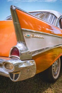 Araç Chevrolet Bel Air 1957 Brezilya 'nın Londrina şehrinde klasik arabaların aylık toplantısında sergileniyor..