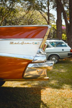 Araç Chevrolet Bel Air 1957 Brezilya 'nın Londrina şehrinde klasik arabaların aylık toplantısında sergileniyor..