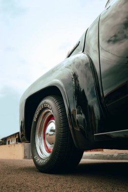 1959 Ford F-100, Brezilya 'nın Londrina kentindeki klasik arabaların aylık toplantısında sergileniyor..