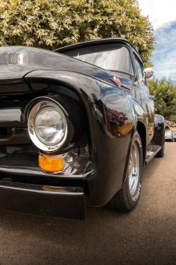 1959 Ford F-100, Brezilya 'nın Londrina kentindeki klasik arabaların aylık toplantısında sergileniyor..