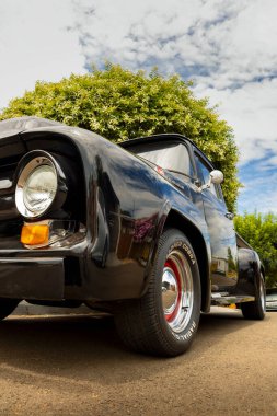 1959 Ford F-100, Brezilya 'nın Londrina kentindeki klasik arabaların aylık toplantısında sergileniyor..