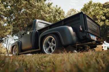 1964 Ford F-100, Brezilya 'nın Londrina kentindeki klasik arabaların aylık toplantısında sergileniyor..